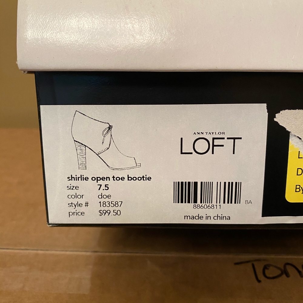 Ann TAYLOR LOFT lace up booties